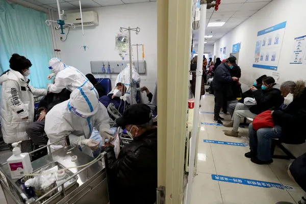 ▲▼ 中國疫情／北京一家診所人滿為患。（圖／路透）
