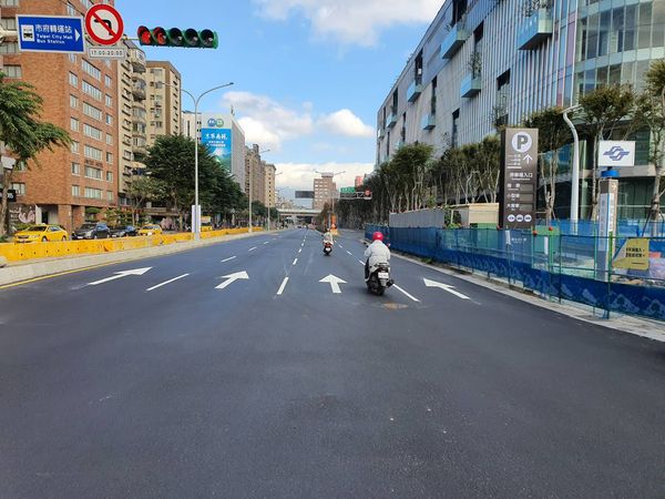 ▲▼台北市副市長李四川要求遠雄將光復南路大巨蛋周遭的路面銑鋪。（圖／台北市政府提供）