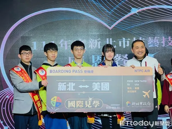 ▲侯友宜表揚技職競賽獲獎學生。（圖／記者楊惠琪攝）