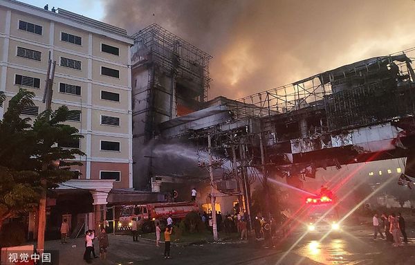 ▲▼ 柬埔寨鑽石城賭場大飯店28日深夜發生大火。（圖／CFP）