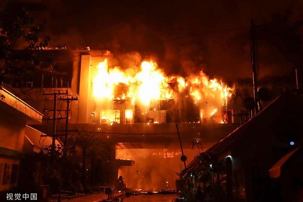 ▲▼ 柬埔寨鑽石城賭場大飯店28日深夜發生大火。（圖／CFP）