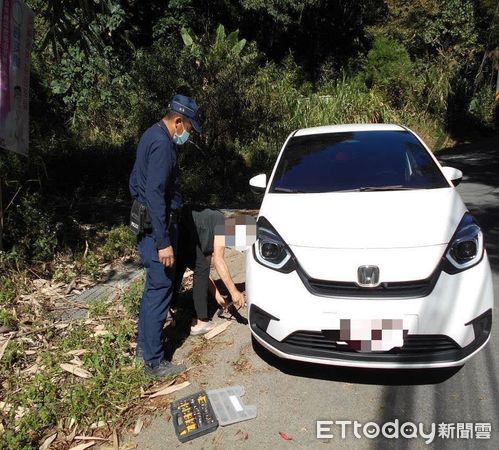 ▲▼苗栗大湖山區警察超忙，補輪、抓蛇、補羊、修車樣樣來。（圖／記者蔡文淵翻攝）