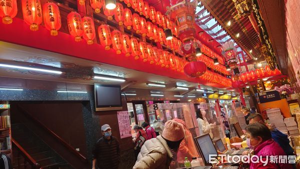 ▲▼寺廟點燈 祈求平安健康 安太歲 光明燈 藥師燈。（圖／記者屠惠剛攝）