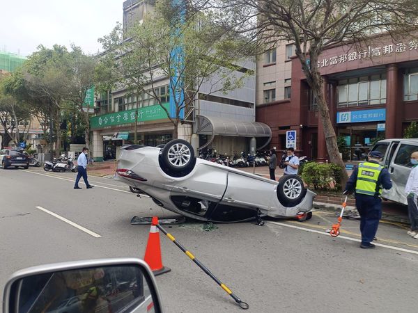 ▲竹北光明六路翻車事故。（圖／翻攝爆料公社）