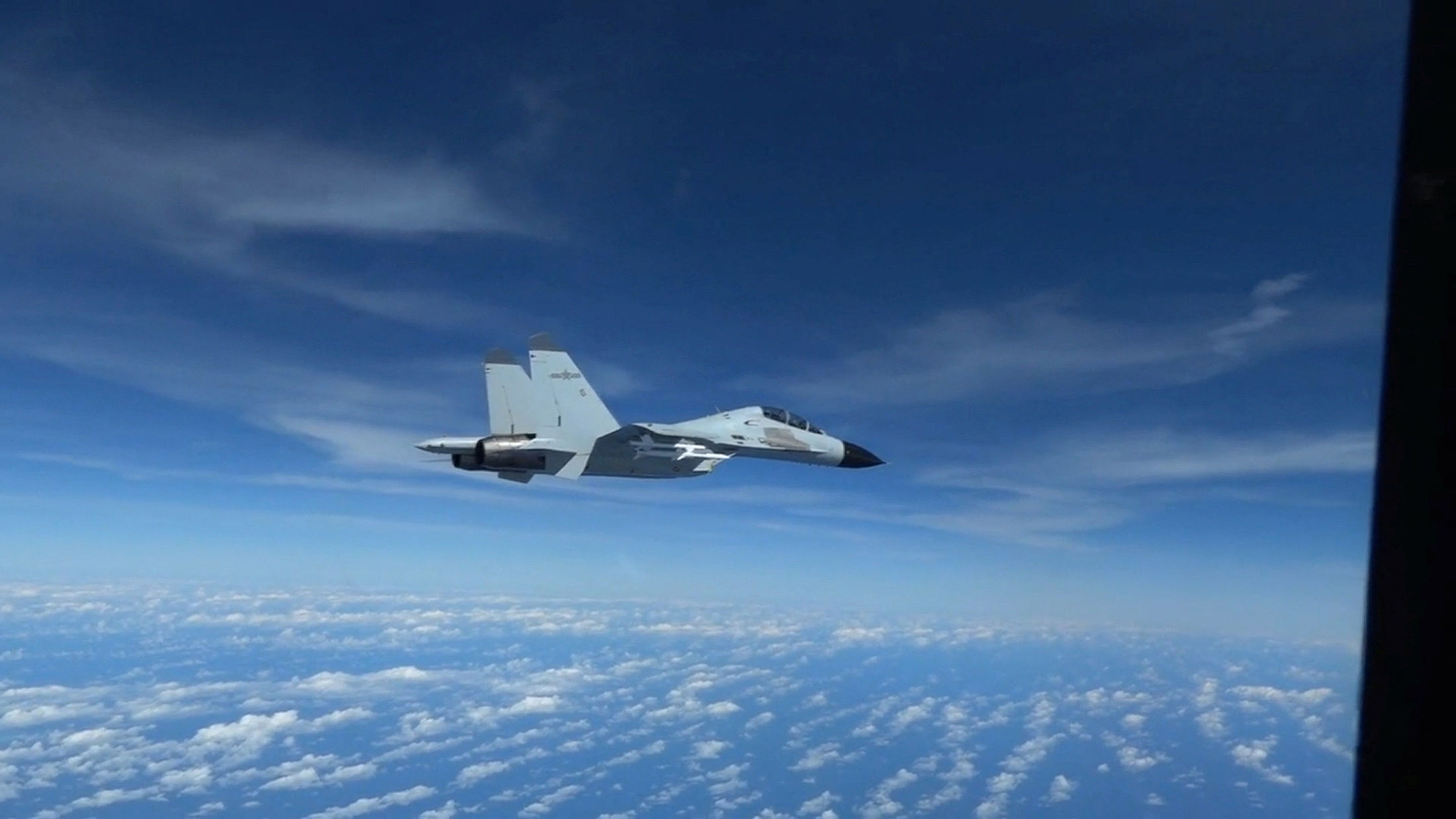 ▲▼中國海軍殲11危險近逼美軍偵察機。（圖／路透）