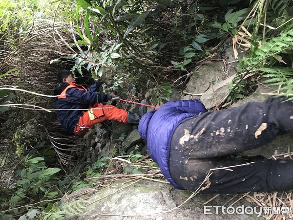 ▲雲林華山一名74歲簡姓男子登山拍照跌落山谷驚險獲救。（圖／民眾提供）