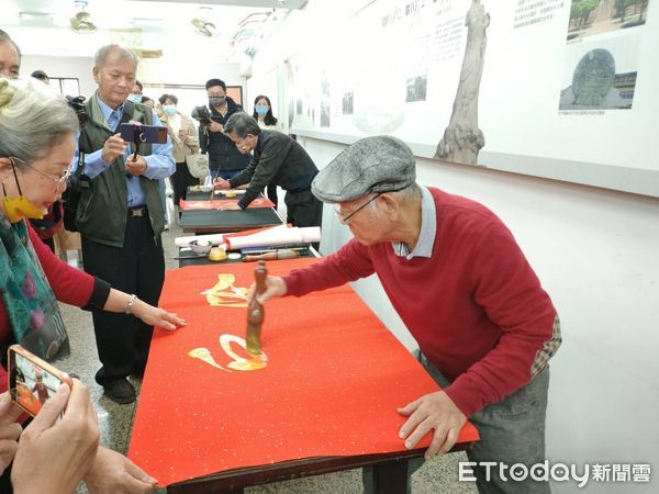 ▲台南安平開台天后宮為迎接癸卯新年，於2023年1月8 日下午1至4時，舉辦「迎兔墨韻」揮毫、品茶、賞樂送春聯活動。（圖／記者林悅翻攝，下同）