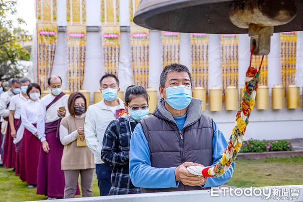 ▲迎接2023年元旦，台南左鎮噶瑪噶居寺將於露天十八米微笑阿彌陀佛前，舉辦莊嚴隆重的「大日無量壽佛晏法會」，由洛本天津仁波切主法。（圖／記者林悅翻攝，下同）