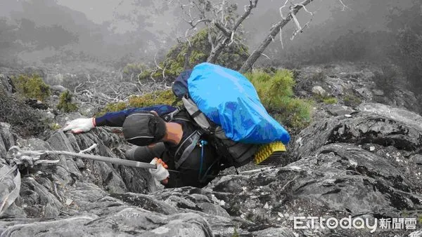 ▲卓社大山「18連峰」傳山友遭落石擊中受重傷，南投縣消防局派員挺進救援，圖為2020年消防局辦理干卓萬群峰山難進階訓練情形。（圖／資料照片，南投縣消防局提供）