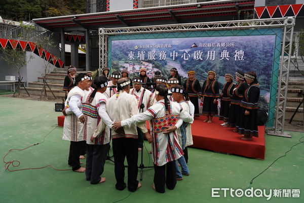 ▲東埔多功能服務中心一年前開幕，部落長老表演八部合音。（圖／玉山國家公園管理處提供）