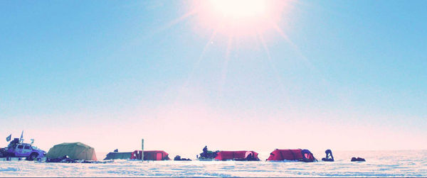 《無邊》南極冒險隊在-30多度低溫中徒步前進。（圖／後場音像紀錄工作室提供）
