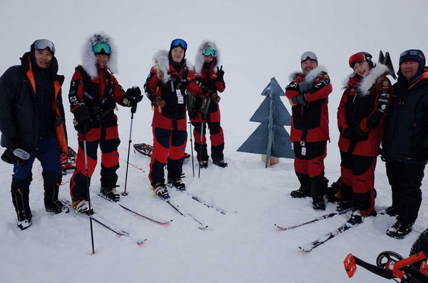 《無邊》南極踏險隊經過48天旅途終於抵達南極點。右一為導演楊力州、左三為探險者宥勝。（圖／後場音像紀錄工作室提供）