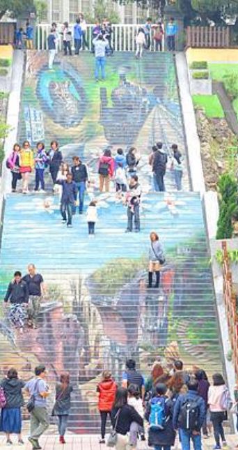 ▲▼建中國小校門口前的99階階梯彩繪，完成後具有3D彩繪視覺效果，近年是三義鄉必訪的打卡、拍照熱點。（圖／資料照片）