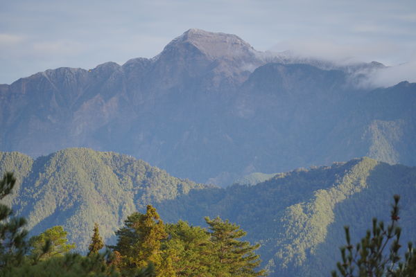 ▲福壽山農場遠眺雪山，山頭被白雪覆蓋。（圖／福壽山農場提供）