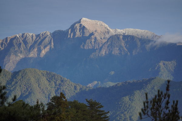 ▲福壽山農場遠眺雪山，山頭被白雪覆蓋。（圖／福壽山農場提供）