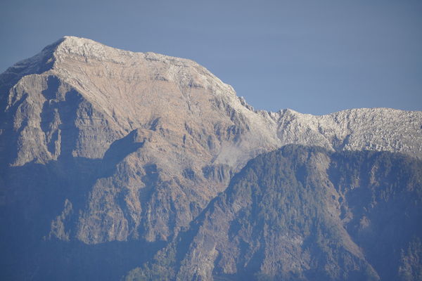 ▲福壽山農場遠眺雪山，山頭被白雪覆蓋。（圖／福壽山農場提供）