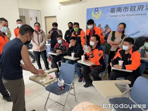 ▲為了在到達醫院前能儘快讓失去生命跡象的患者寶貴性命重新「活」過來，南消第三大隊與佳里奇美醫院首度跨域合作辦理骨針訓練。（圖／記者林悅翻攝，下同）