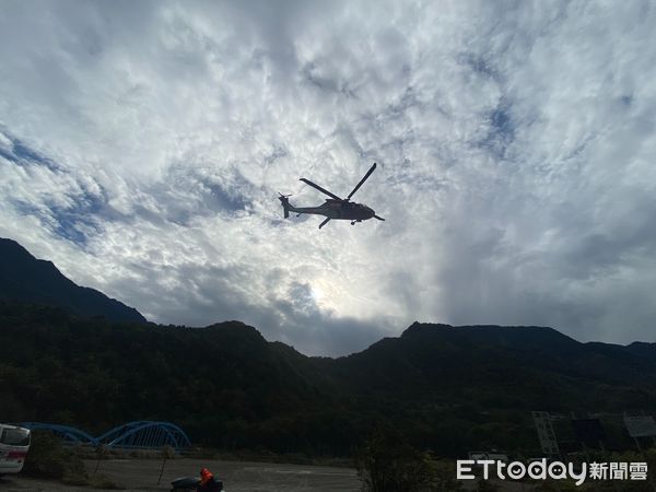 ▲侯姓山友於卓社大山13連峰遭落石砸傷、墜落20米身亡，南投縣消防員與空勤直升機上午合力吊掛大體下山。（圖／記者高堂堯翻攝）