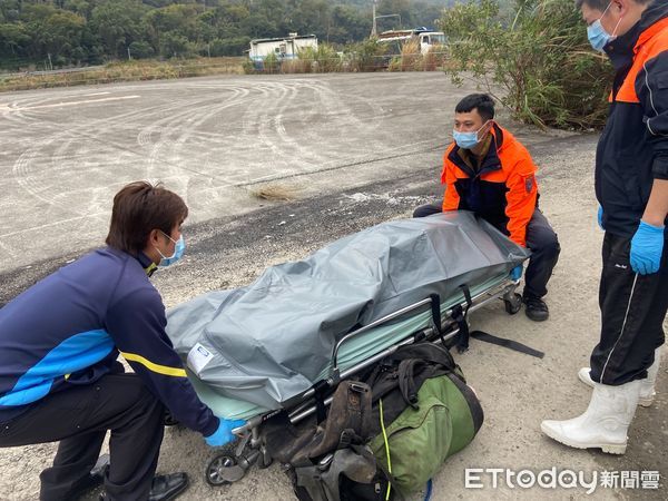 ▲侯姓山友於卓社大山13連峰遭落石砸傷、墜落20米身亡，南投縣消防員與空勤直升機上午合力吊掛大體下山。（圖／記者高堂堯翻攝）