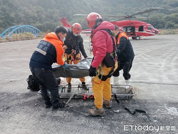 ▲侯姓山友於卓社大山13連峰遭落石砸傷、墜落20米身亡，南投縣消防員與空勤直升機上午合力吊掛大體下山。（圖／記者高堂堯翻攝，下同）