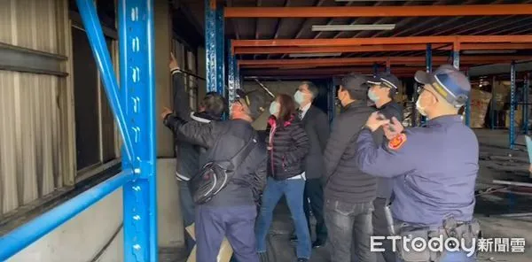 ▲檢察官一早到場勘驗，了解疑似起火原因。（圖／記者鄧木卿攝）