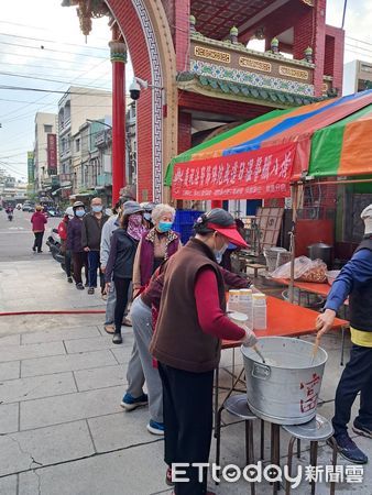 ▲國際佛光會中華總會潮州講堂東港分會分送臘八粥             。（圖／東港分會提供，下同）