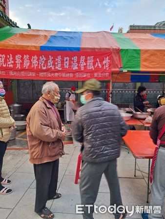 ▲國際佛光會中華總會潮州講堂東港分會分送臘八粥             。（圖／東港分會提供，下同）