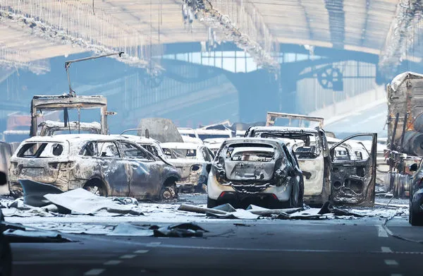 ▲▼南韓京仁第二高速公路隔音隧道29日傳出嚴重火災，45台車輛慘遭燒毀。（圖／達志影像）