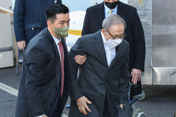 ▲▼南韓前總統李明博30日從首爾大學醫院出院，為了避開媒體，由隨扈人員推輪椅、從後門離開醫院（圖／CFP）