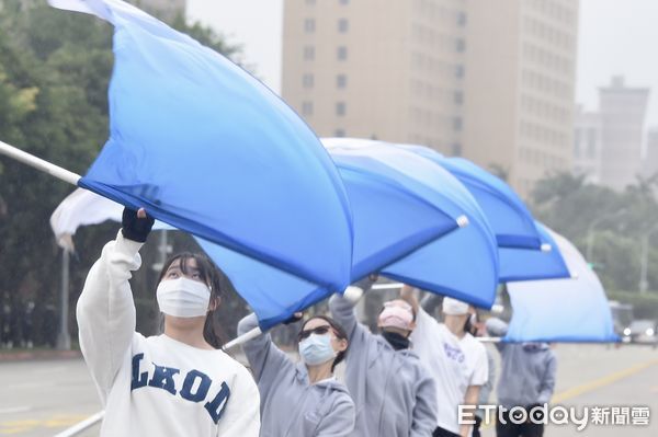 ▲▼112年元旦總統府升旗典禮總彩排，中山女中旗槍隊彩排。（圖／記者宋良義攝）