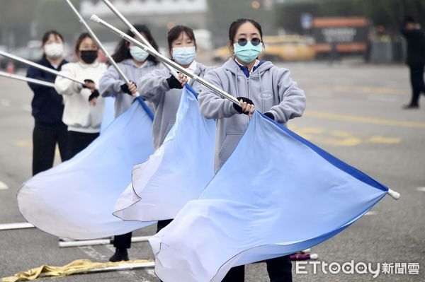 ▲▼112年元旦總統府升旗典禮總彩排，中山女中旗槍隊彩排。（圖／記者宋良義攝）