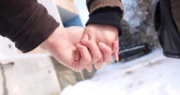 一名女網友透露，國二的女兒跨年夜想到男友家慶祝過夜，被她拒絕，女兒卻為此大發脾氣，讓她相當煩惱。（示意圖／pixabay）