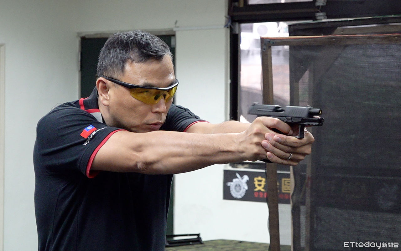 ▲IDPA國際防衛手槍協會教官沈志亮，今年參加美國國家盃大賽，拿到鐵瞄組最精準射手獎項，他認為學玩具槍是先了解槍枝使用，轉換成真槍比賽，是銜接得上的。（圖／記者梁建裕攝） 