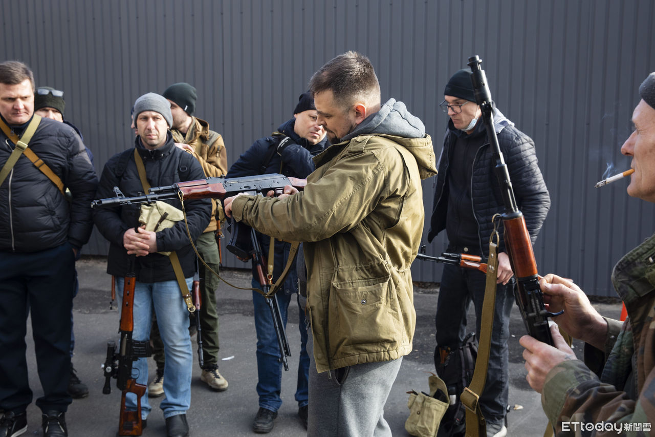 ▲在基輔欲加入國土防衛隊的民眾領取槍枝。（圖／達志影像／美聯社） 