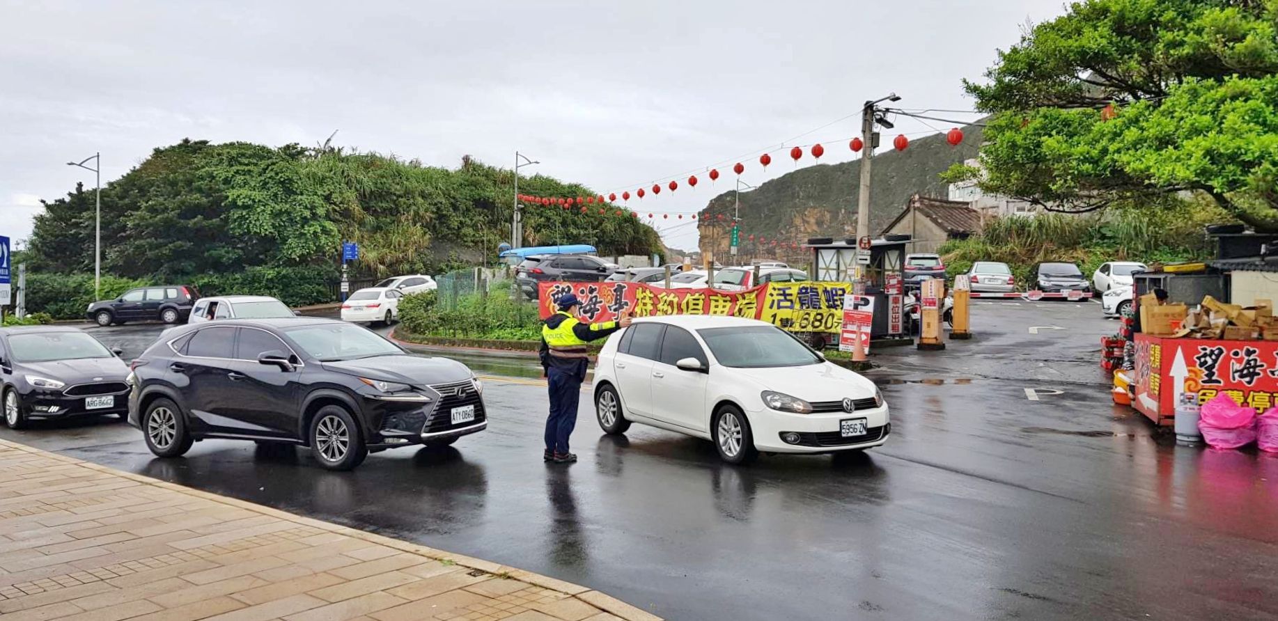 ▲元旦連假北海岸恐湧車潮 金山警加強交通疏導管制。（圖／新北市金山警分局提供）