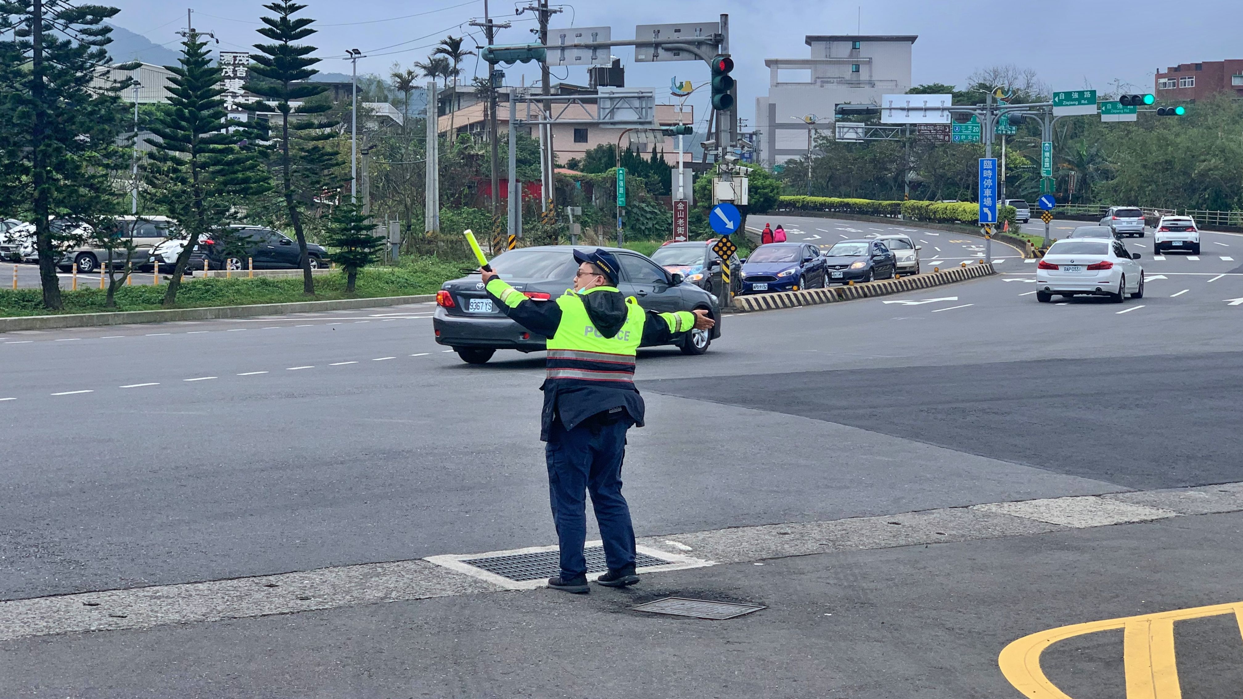 ▲元旦連假北海岸恐湧車潮 金山警加強交通疏導管制。（圖／新北市金山警分局提供）