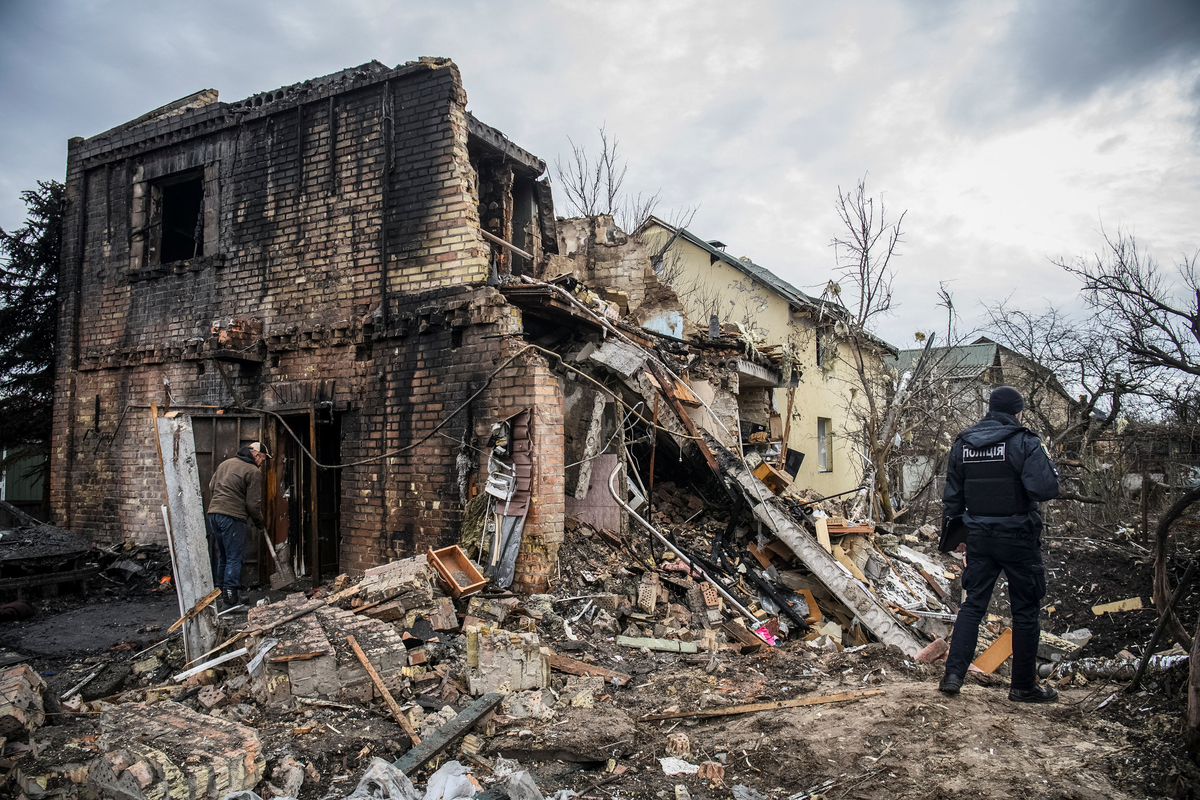 ▲烏克蘭基輔一棟房子，遭俄軍轟炸摧毀。（圖／路透）