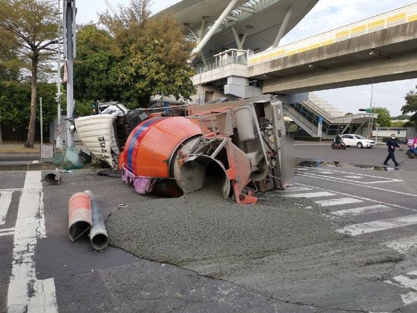 ▲▼ 混凝土車自撞分隔島「橫躺路中央」，疑煞車失靈…駕駛救出送醫。（圖／記者賴文萱翻攝）