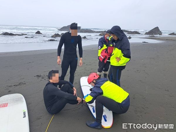 ▲▼遙控式動力救生圈（上圖箭頭所指）將受困宜蘭外澳沙灘礁岩處2衝浪客（下圖圓圈處）帶上岸。（圖／記者游芳男翻攝，下同）