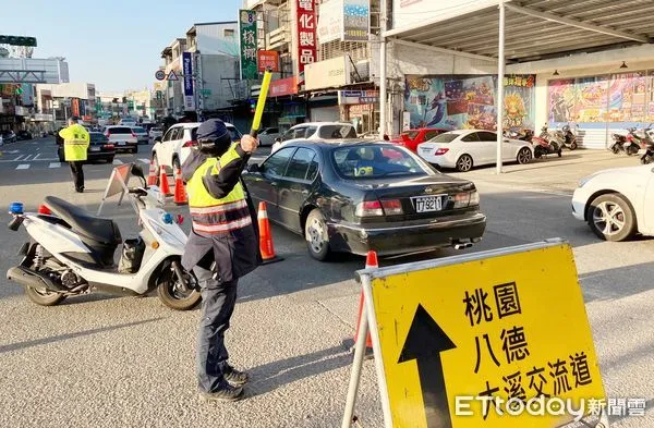 ▲元旦連續假期，桃園市大溪警分局員警在重要路口實施交通管制。（資料照／記者沈繼昌翻攝）