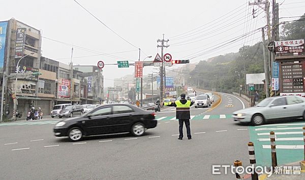 ▲元旦連續假期，桃園市龍潭警方員警在台三線路口實施交管。（資料照／記者沈繼昌翻攝）