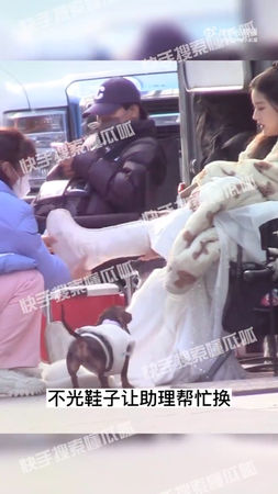 ▲大陸狗仔拍攝趙露思在片場讓助理脫鞋、穿襪的影片。（圖／翻攝自微博）