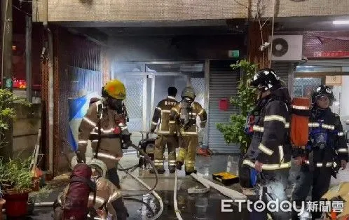 ▲台南市安南區海佃路2段307巷内處民宅，31日凌晨1時:33分許傳出火警，1樓有火濃煙竄出，2樓有人受困，消防人員迅速到搶救1男子平安脫困。（圖／民眾提供，下同）