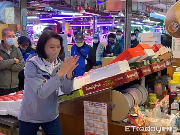 ▲▼   王鴻薇至濱江果菜市場拜票         。（圖／記者崔至雲攝）