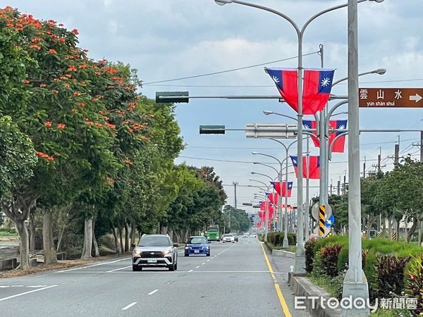 ▲▼花蓮縣政府於元旦前夕在主要道路上掛滿了總計4600面國旗。（圖／花蓮縣政府提供，下同）