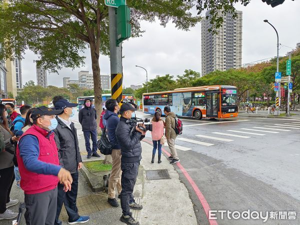 ▲侯友宜聽取交通疏運簡報並視導公車路口轉彎情形。（圖／記者宋良義攝）