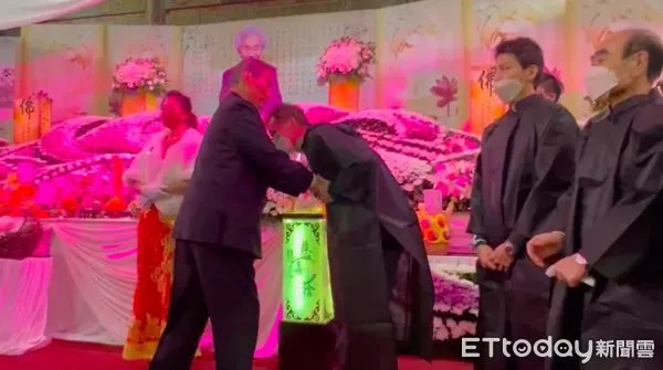 ▲▼竹聯幫威堂主林淯宣母親離世，張安樂到場弔唁，各大幫派也派人到場，板殯湧入超過1500人，林淯宣在臉書貼照顧母親過程，警方在出入口攔檢             。（圖／記者陳以昇攝）