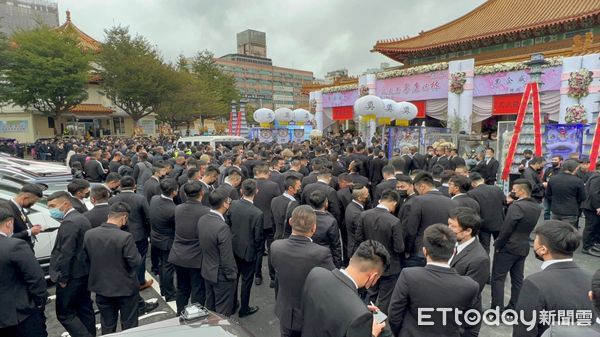 ▲▼竹聯幫威堂主林淯宣母親離世，張安樂到場弔唁，各大幫派也派人到場，板殯湧入超過1500人，林淯宣在臉書貼照顧母親過程，警方在出入口攔檢             。（圖／記者陳以昇攝）