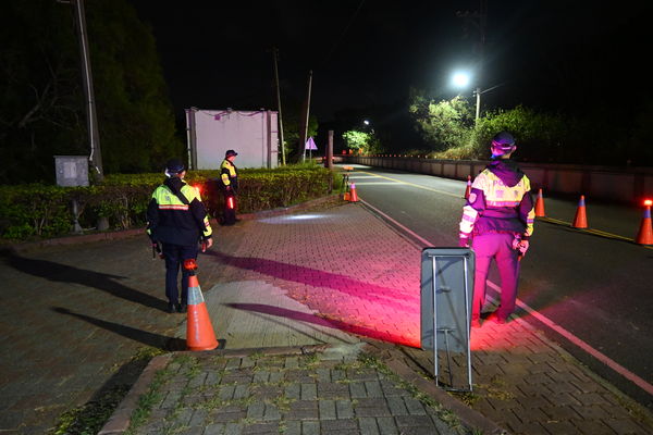 ▲▼台中警四分局動員300人，為跨年交通做準備，不讓塞車情況發生，並且以電影手法拍攝防搶影片，相當逼真。（圖／警方提供，下同）