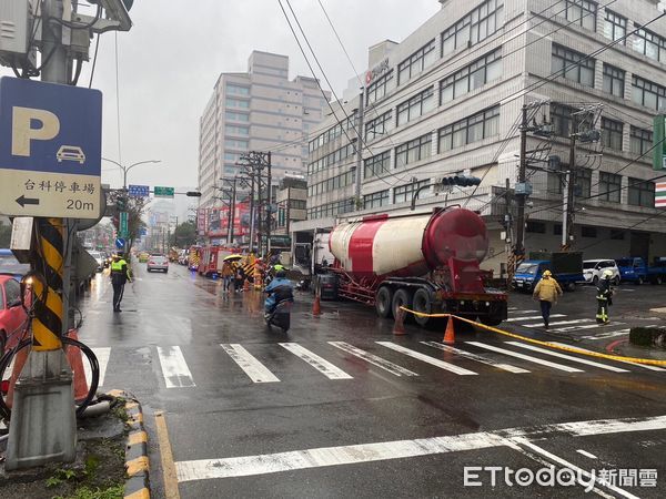 ▲▼ 新北汐止曳引車自撞電線桿。（圖／記者邱中岳翻攝）